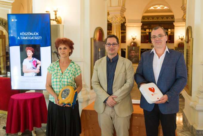 Defibrillátorokat kapott ajándékba a színház | fotó: Tari Róbert / Szegedi Nemzeti Színház