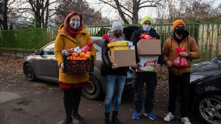 Mikuláscsomagokkal lepték meg szegedi színészek a nevelőotthonban élő gyerekeket