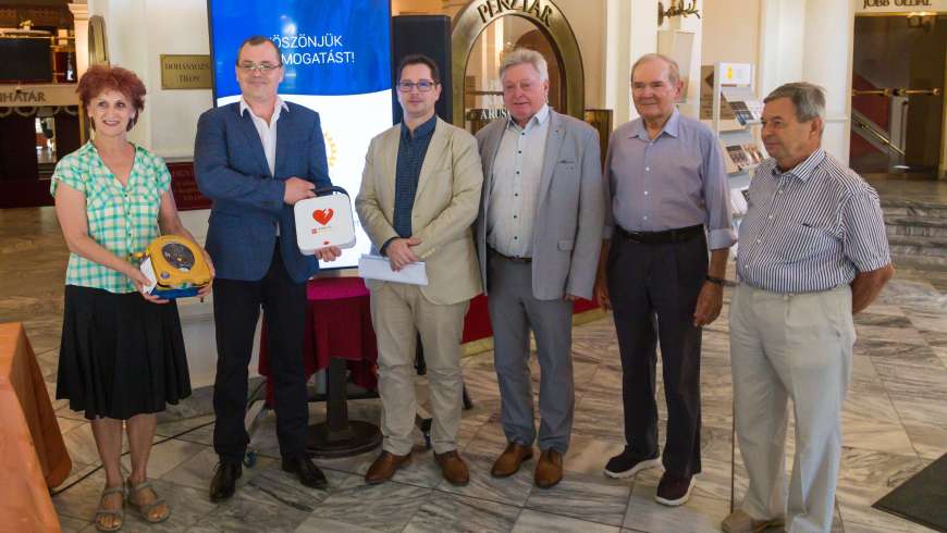 Defibrillátorokat kapott ajándékba a színház | fotó: Tari Róbert / Szegedi Nemzeti Színház